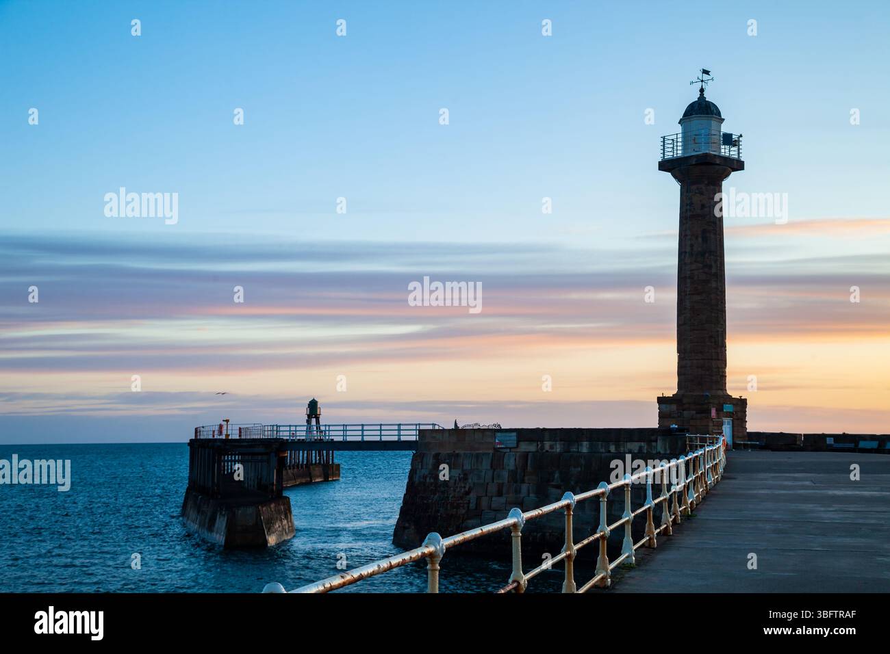 Sonnenaufgang am West Pier in Whitby, North Yorkshire, England. Stockfoto