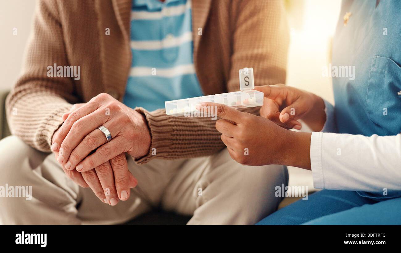 Personen, Hände oder Krankenschwester mit Pillen für ältere Patienten, Medikamentenverschreibung oder Tagesdosis. Nahaufnahme, Betreuer oder Senior mit medizinischem oder Stockfoto