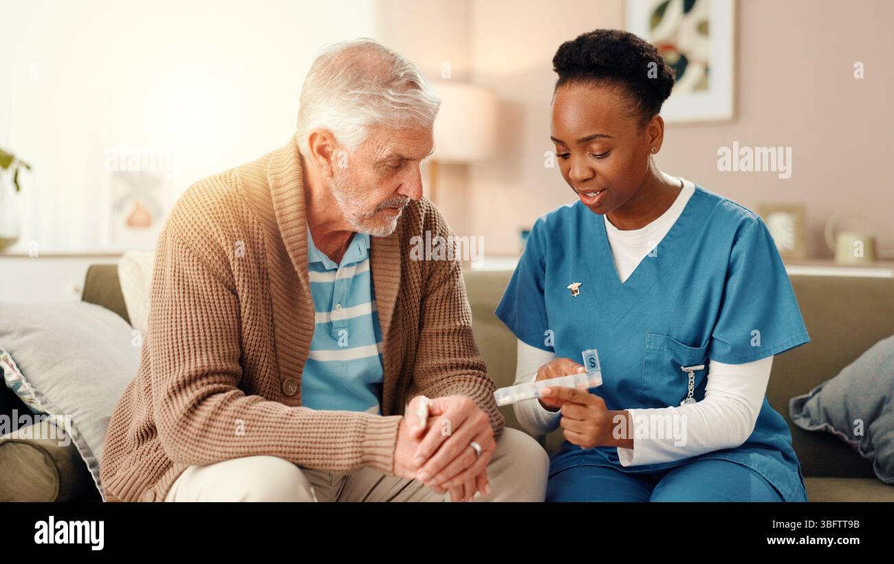 Frau, Krankenschwester oder Pillen mit älteren Patienten zur Medikamentenverschreibung, Beratung oder Dosierung. Weibliche Person, Pflegekraft oder Senior Mann mit medizinischem oder Stockfoto