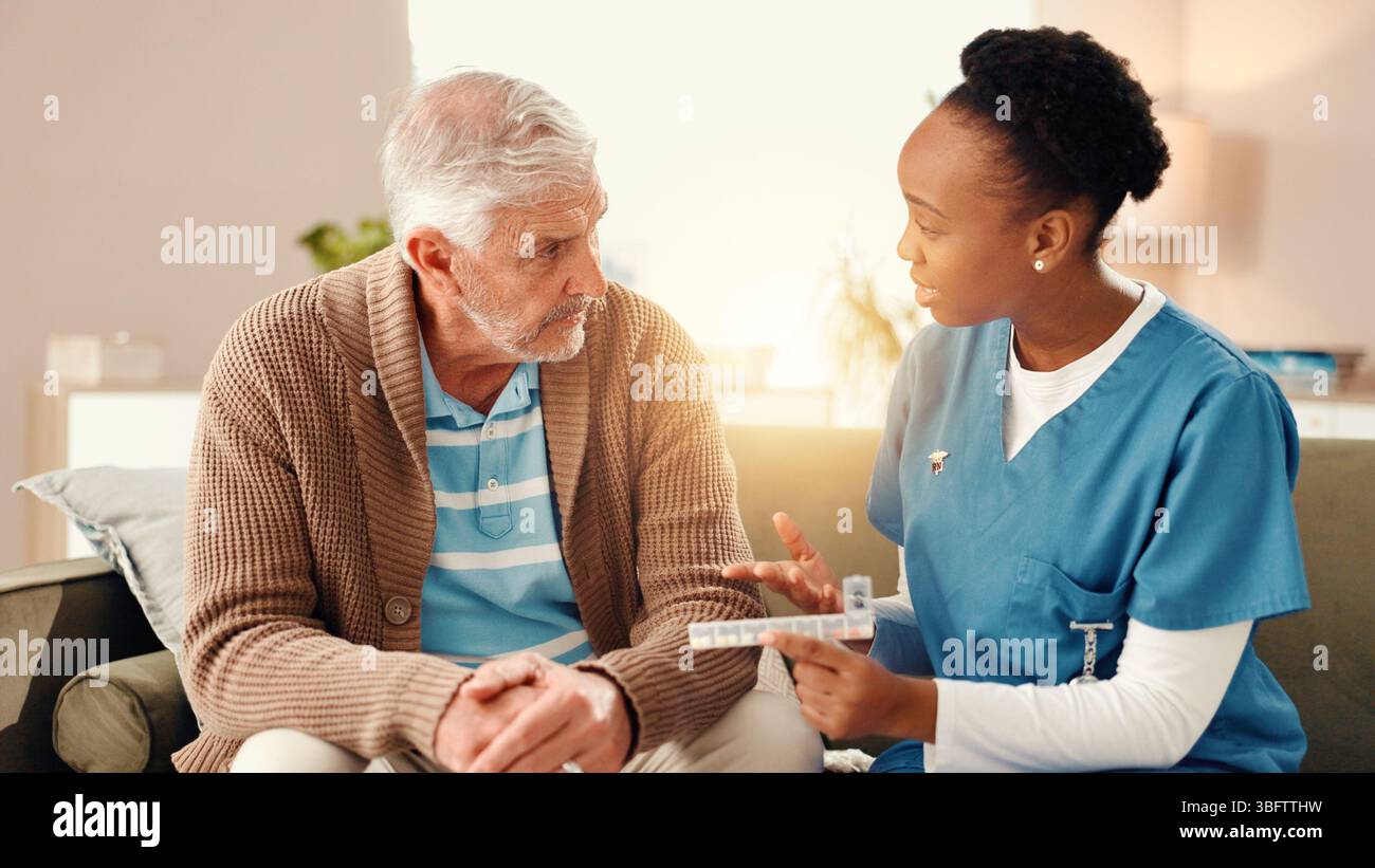 Frau, Krankenschwester oder Pillen mit Seniorin zur Medikamentenverschreibung, Beratung oder Dosierung. Weibliche Person, Pflegeperson oder älterer Mann mit medizinischem oder Stockfoto