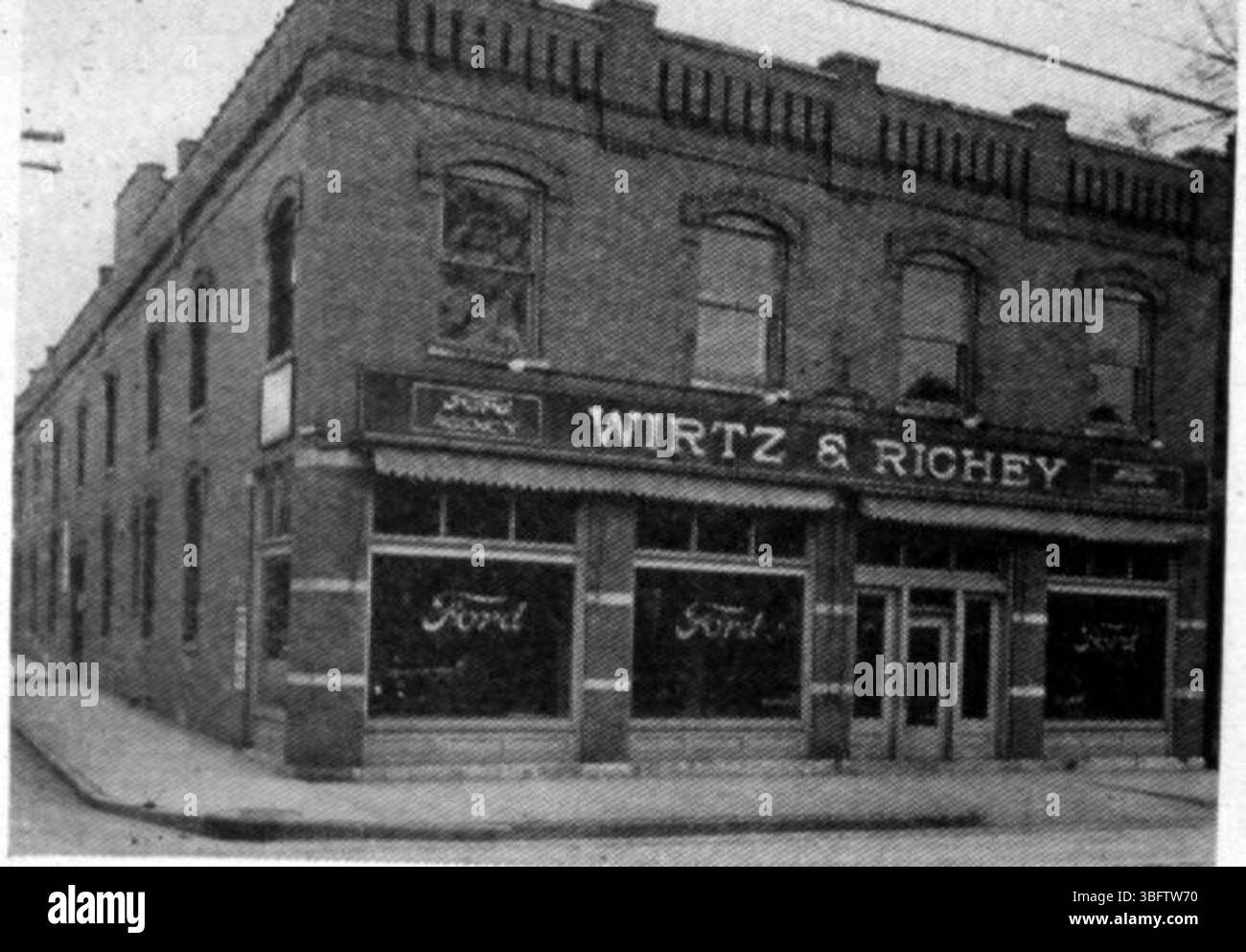 Eine Außenansicht des Wirtz & Richey-Gebäudes aus dem Jahr 1919, das als autorisierte Ford-Automobilagentur betrieben wurde. Stockfoto