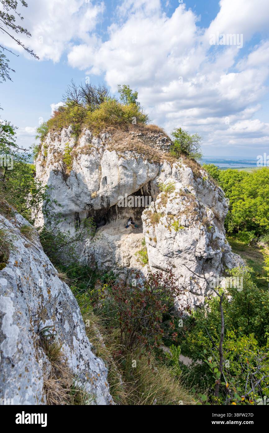Großer weißer Felsen auf dem Hügel, Palava Tschechien, Waldhügel und der blaue Himmel Stockfoto