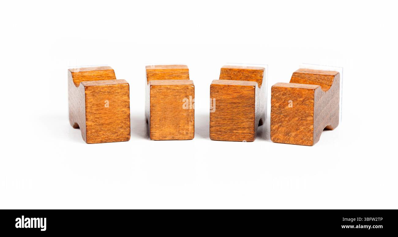 Satz mit vier leeren Holzdruckblöcken für beweglichen Typ isoliert auf weißem Hintergrund, leere Buchdruckschriftstücke im Vintage-Stil mit Kopierraum, m Stockfoto