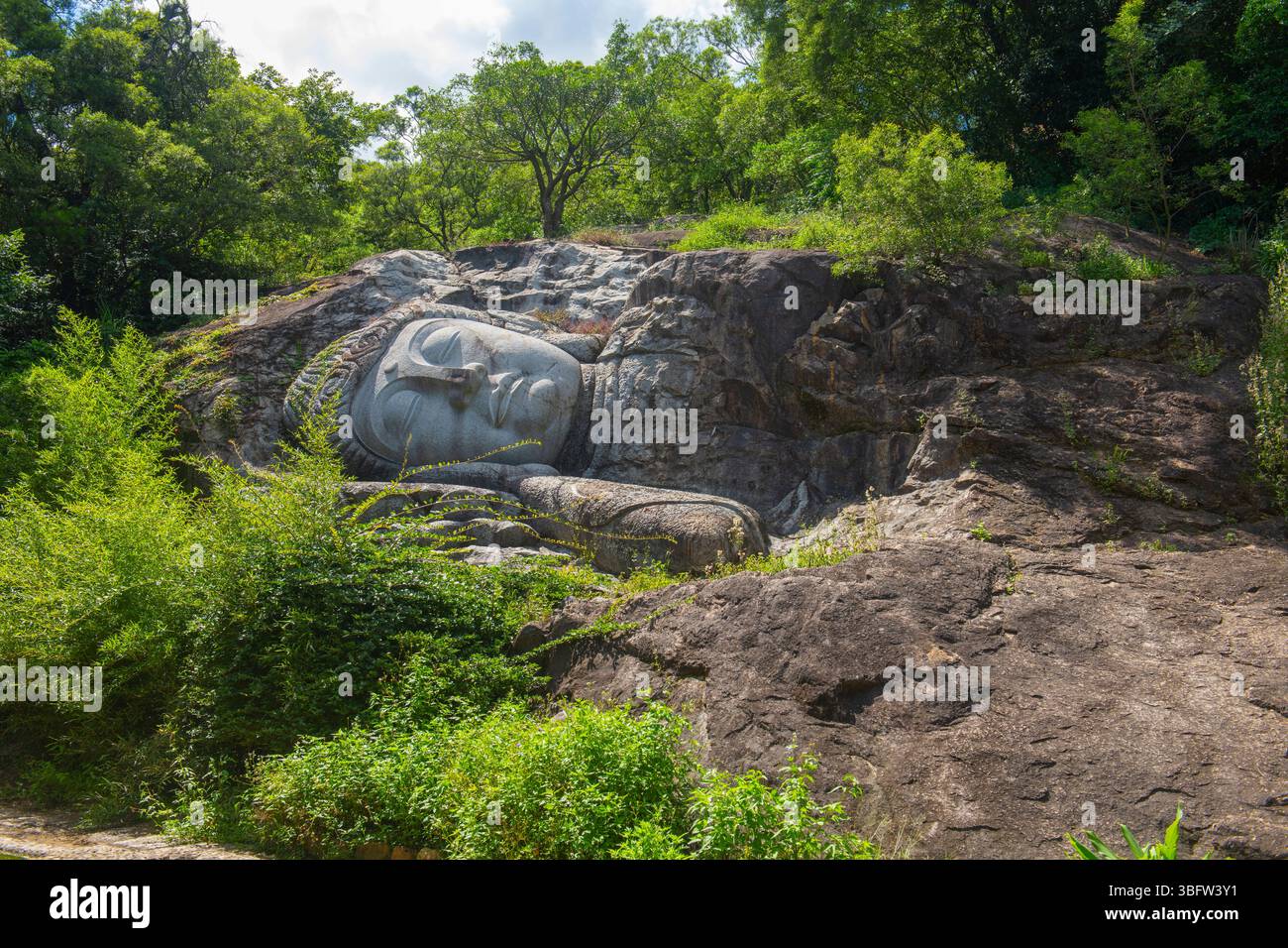 Liegende Buddha-Statue im Nantai-Tempel. Dieser Tempel ist ein buddhistischer Tempel auf dem Berg Qingyuan in der Stadt Quanzhou, Provinz Fujian, China. Stockfoto