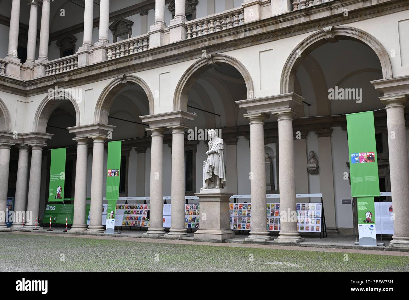 Mailand, Italien in der Pinacoteca di Brera in Mailand im Cortile d'Onore die Ausstellung „Happy Birthday Linus. 1965-2025: 60 Jahre Autorencomics in Mailand. Mit einer Hommage an Altan' auf dem Foto: Ausstellungsräume mit Werken Stockfoto
