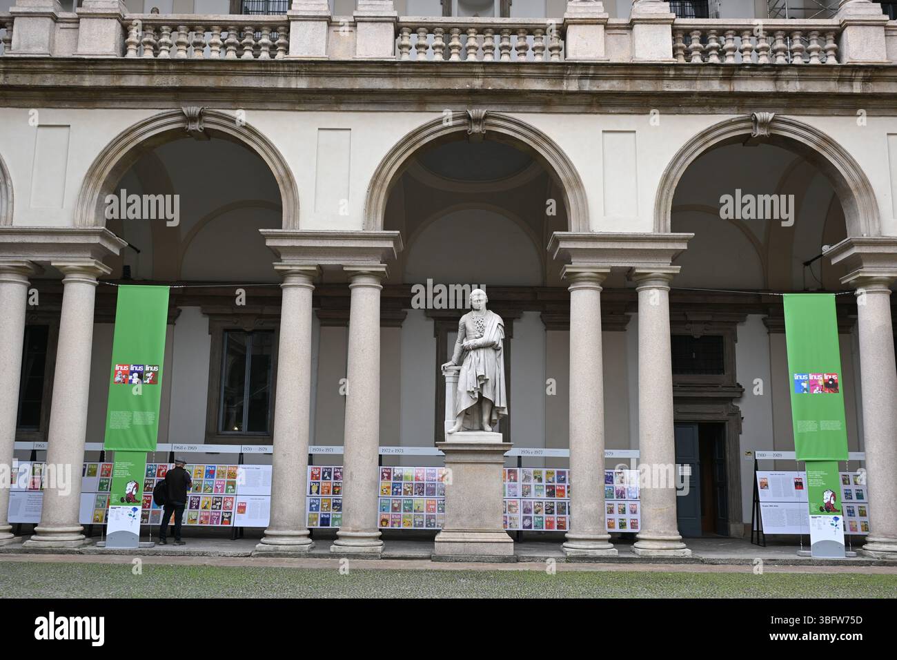 Mailand, Italien in der Pinacoteca di Brera in Mailand im Cortile d'Onore die Ausstellung „Happy Birthday Linus. 1965-2025: 60 Jahre Autorencomics in Mailand. Mit einer Hommage an Altan' auf dem Foto: Ausstellungsräume mit Werken Stockfoto