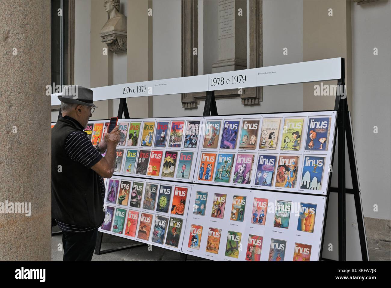 Mailand, Italien in der Pinacoteca di Brera in Mailand im Cortile d'Onore die Ausstellung „Happy Birthday Linus. 1965-2025: 60 Jahre Autorencomics in Mailand. Mit einer Hommage an Altan' auf dem Foto: Ausstellungsräume mit Werken Stockfoto