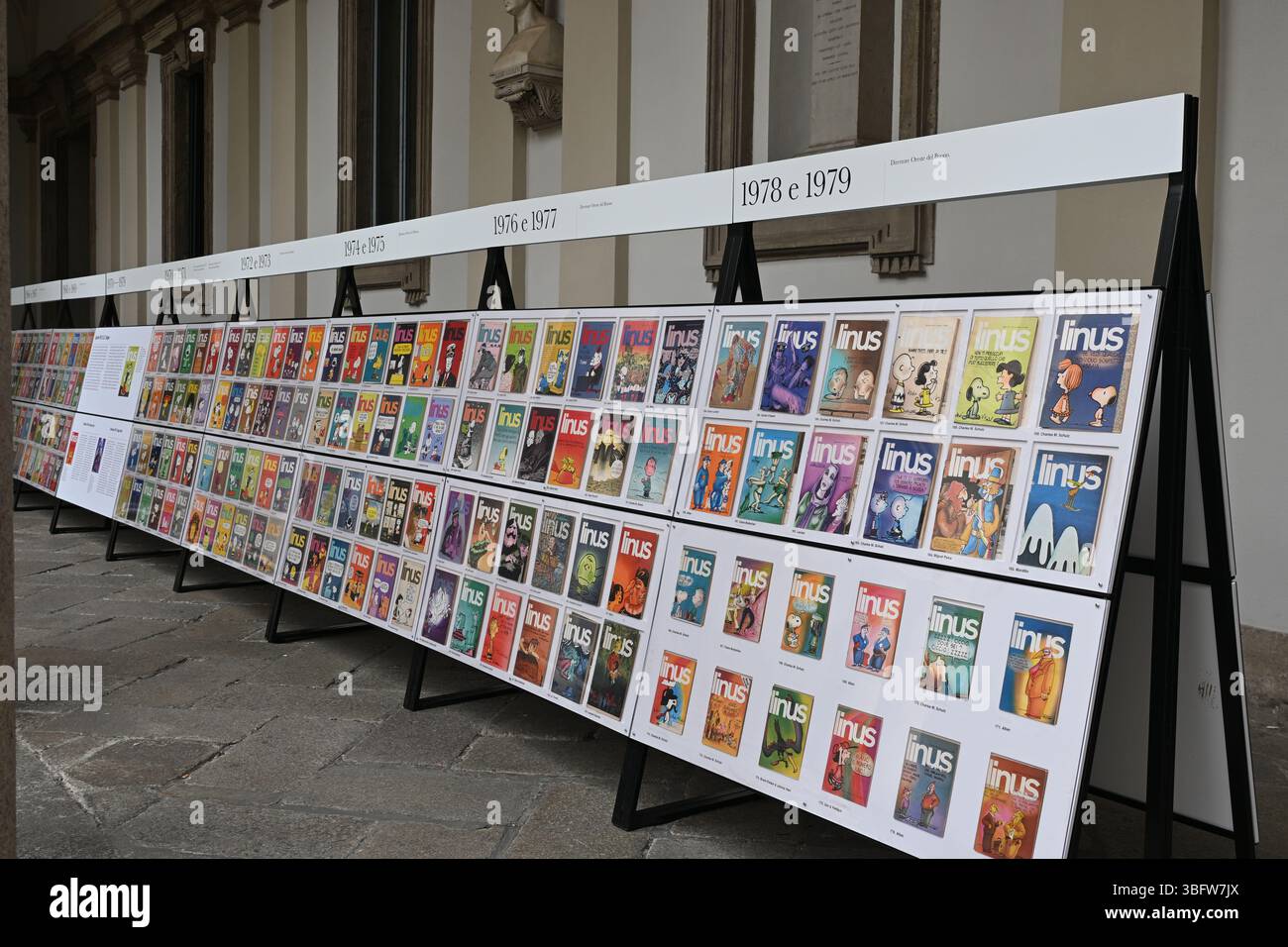 Mailand, Italien in der Pinacoteca di Brera in Mailand im Cortile d'Onore die Ausstellung „Happy Birthday Linus. 1965-2025: 60 Jahre Autorencomics in Mailand. Mit einer Hommage an Altan' auf dem Foto: Ausstellungsräume mit Werken Stockfoto