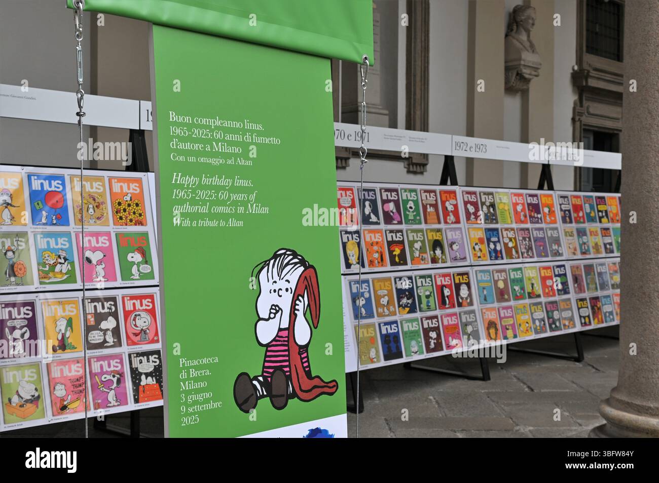 Mailand, Italien in der Pinacoteca di Brera in Mailand im Cortile d'Onore die Ausstellung „Happy Birthday Linus. 1965-2025: 60 Jahre Autorencomics in Mailand. Mit einer Hommage an Altan' auf dem Foto: Ausstellungsräume mit Werken Stockfoto