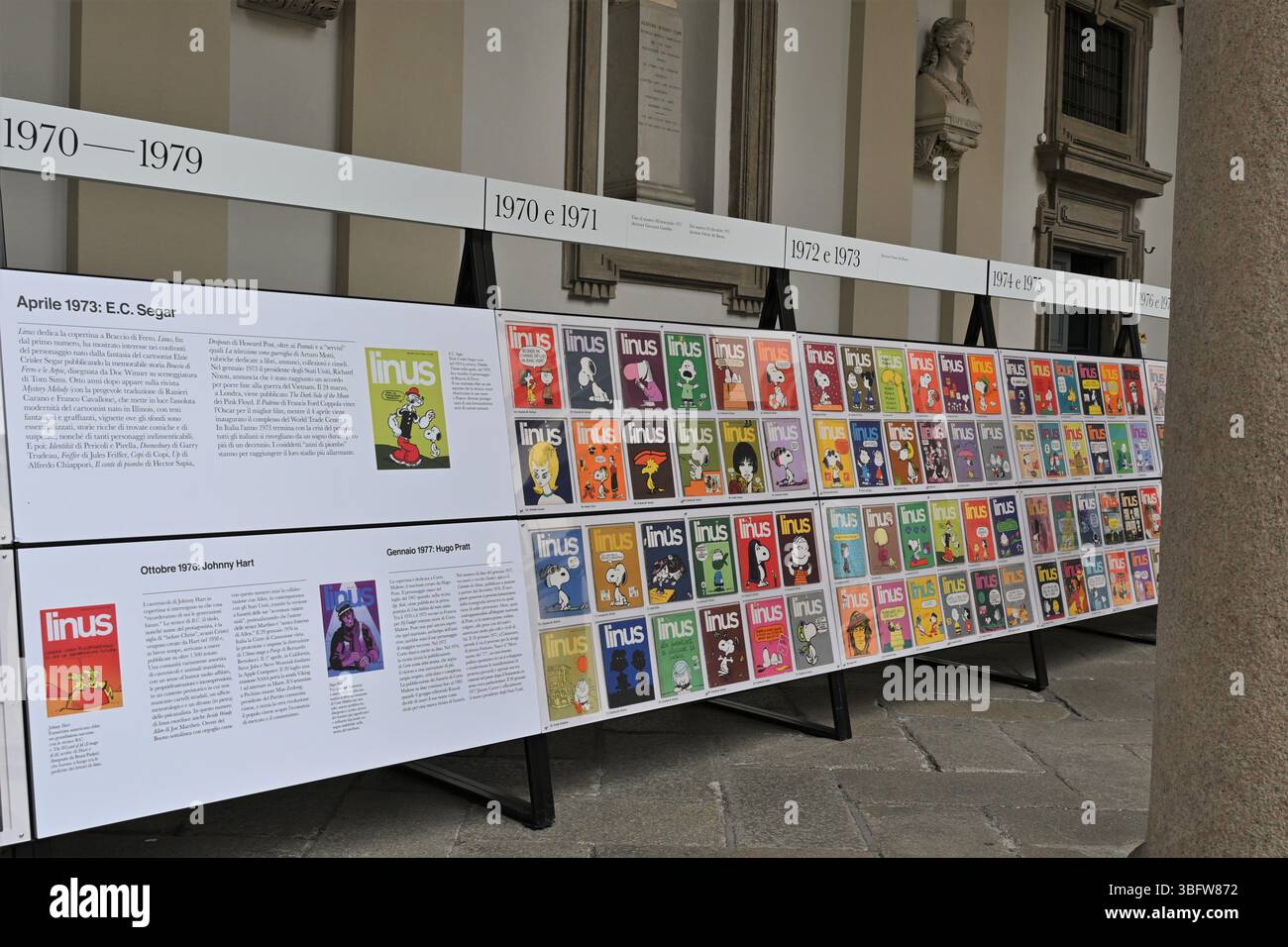 Mailand, Italien in der Pinacoteca di Brera in Mailand im Cortile d'Onore die Ausstellung „Happy Birthday Linus. 1965-2025: 60 Jahre Autorencomics in Mailand. Mit einer Hommage an Altan' auf dem Foto: Ausstellungsräume mit Werken Stockfoto