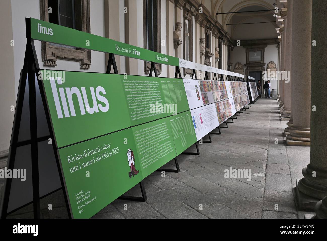 Mailand, Italien in der Pinacoteca di Brera in Mailand im Cortile d'Onore die Ausstellung „Happy Birthday Linus. 1965-2025: 60 Jahre Autorencomics in Mailand. Mit einer Hommage an Altan' auf dem Foto: Ausstellungsräume mit Werken Stockfoto
