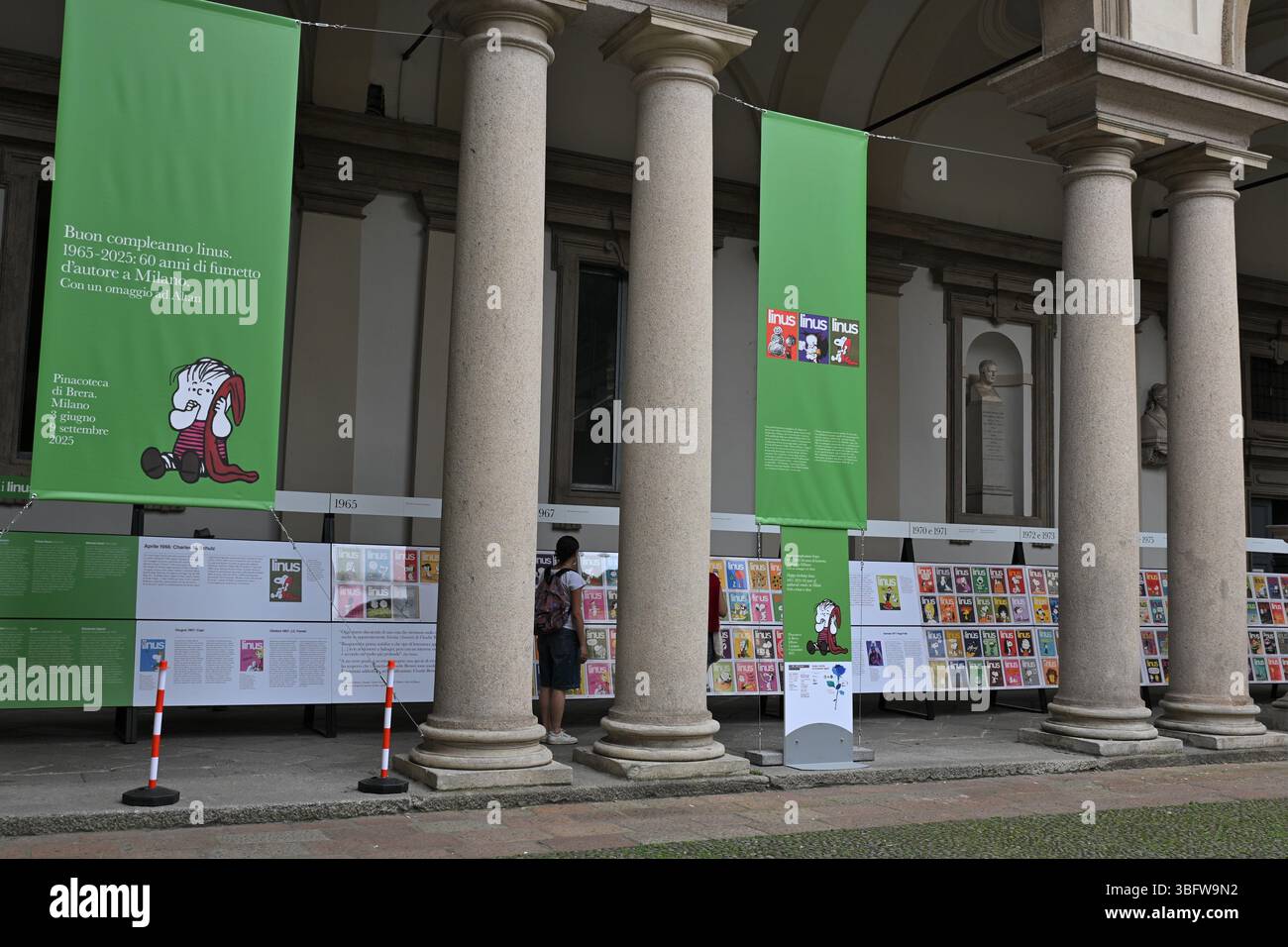 Mailand, Italien in der Pinacoteca di Brera in Mailand im Cortile d'Onore die Ausstellung „Happy Birthday Linus. 1965-2025: 60 Jahre Autorencomics in Mailand. Mit einer Hommage an Altan' auf dem Foto: Ausstellungsräume mit Werken Stockfoto