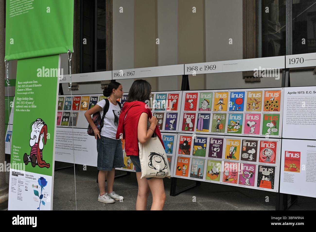 Mailand, Italien in der Pinacoteca di Brera in Mailand im Cortile d'Onore die Ausstellung „Happy Birthday Linus. 1965-2025: 60 Jahre Autorencomics in Mailand. Mit einer Hommage an Altan' auf dem Foto: Ausstellungsräume mit Werken Stockfoto