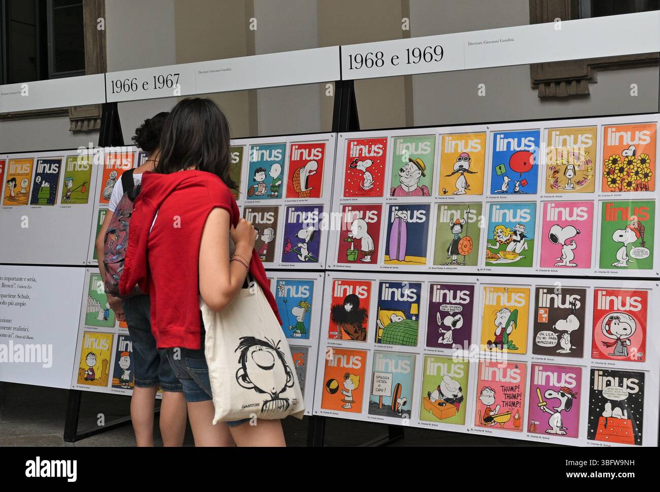 Mailand, Italien in der Pinacoteca di Brera in Mailand im Cortile d'Onore die Ausstellung „Happy Birthday Linus. 1965-2025: 60 Jahre Autorencomics in Mailand. Mit einer Hommage an Altan' auf dem Foto: Ausstellungsräume mit Werken Stockfoto