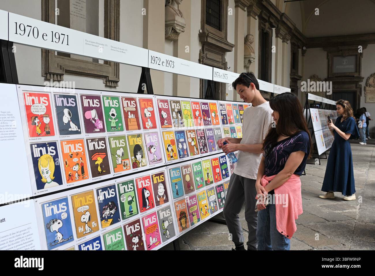 Mailand, Italien in der Pinacoteca di Brera in Mailand im Cortile d'Onore die Ausstellung „Happy Birthday Linus. 1965-2025: 60 Jahre Autorencomics in Mailand. Mit einer Hommage an Altan' auf dem Foto: Ausstellungsräume mit Werken Stockfoto