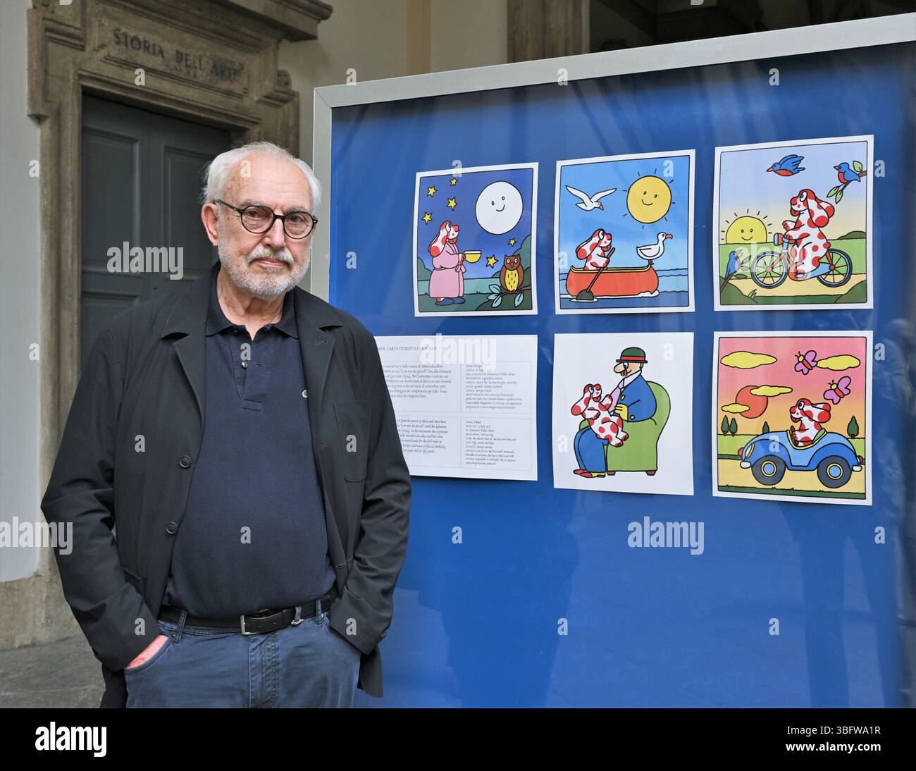 Mailand, Italien in der Pinacoteca di Brera in Mailand im Cortile d'Onore die Ausstellung „Happy Birthday Linus. 1965-2025: 60 Jahre Autorencomics in Mailand. Mit einer Hommage an Altan' auf dem Foto: Altan (Francesco Tullio) Stockfoto