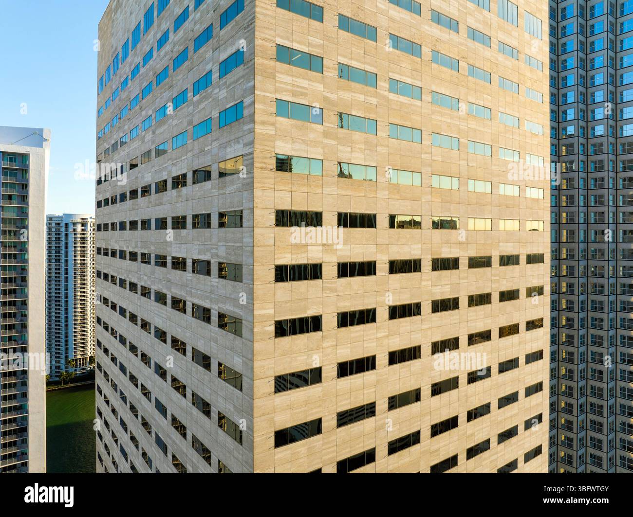 Miami Downtown Office District in Florida, USA bei Sonnenuntergang. Hohe Gewerbe- und Wohnhäuser in der modernen amerikanischen Stadt Stockfoto