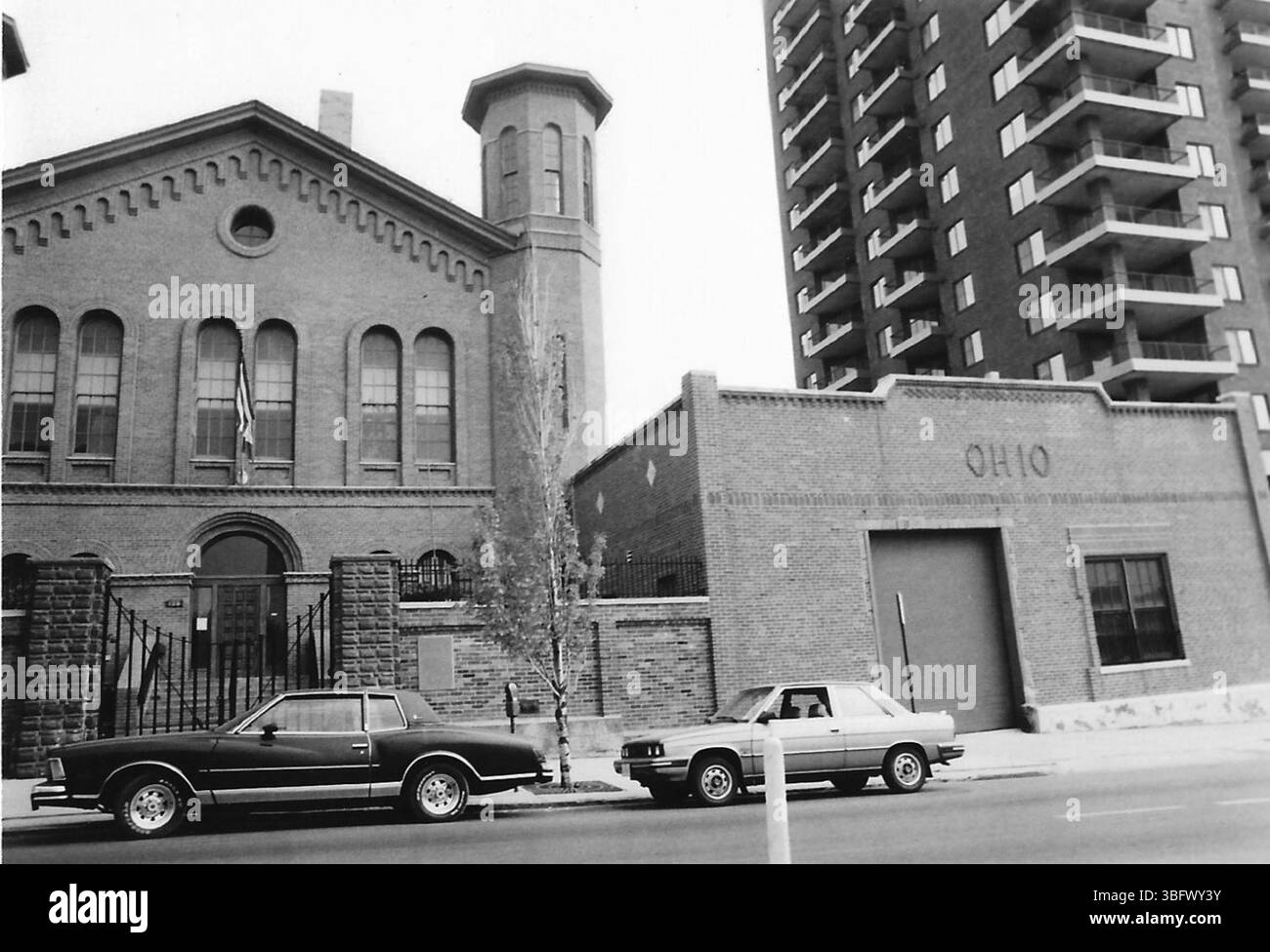 Das Columbus Cultural Arts Center befindet sich in der Innenstadt von Columbus, Ohio, und dient als Galerie und Unterrichtsraum für bildende Künstler. Diese 38.500 Quadratmeter große Anlage bietet Ausstellungsflächen für bildende Künstler und Kunsthandwerker und ist Teil des Scioto Mile District. Marlo Bartels fotografierte verschiedene architektonische Elemente von Columbus während seines Besuchs im Jahr 1988 für Wandgestaltung. Stockfoto
