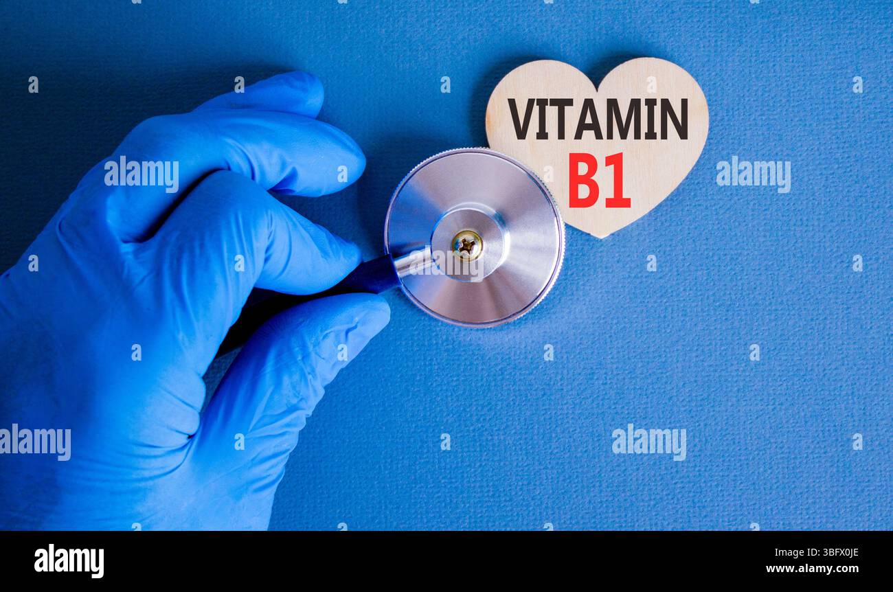 Vitamin B1-Symbol. Concept Words Vitamin B1 auf wunderschönem hölzernen Herzen. Arzthand in blauem Medizinhandschuh. Stethoskop. Wunderschöner blauer Hintergrund. Ich Stockfoto