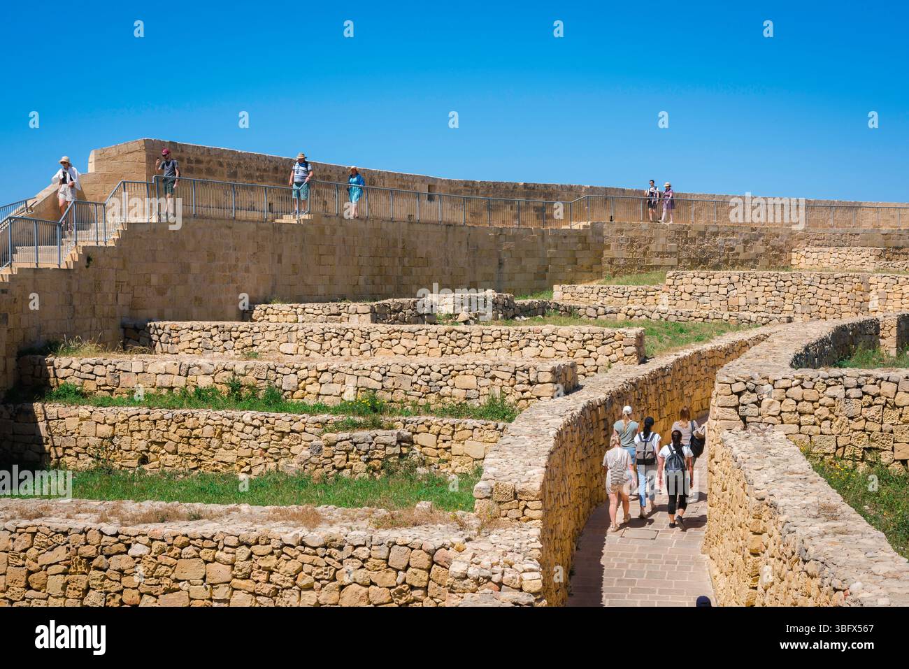 Gozo Zitadelle, Blick auf Menschen, die im Sommer durch die Ruinen der historischen Zitadelle (Cittadella) Festung in Victoria (Rabat), Malta, spazieren gehen Stockfoto