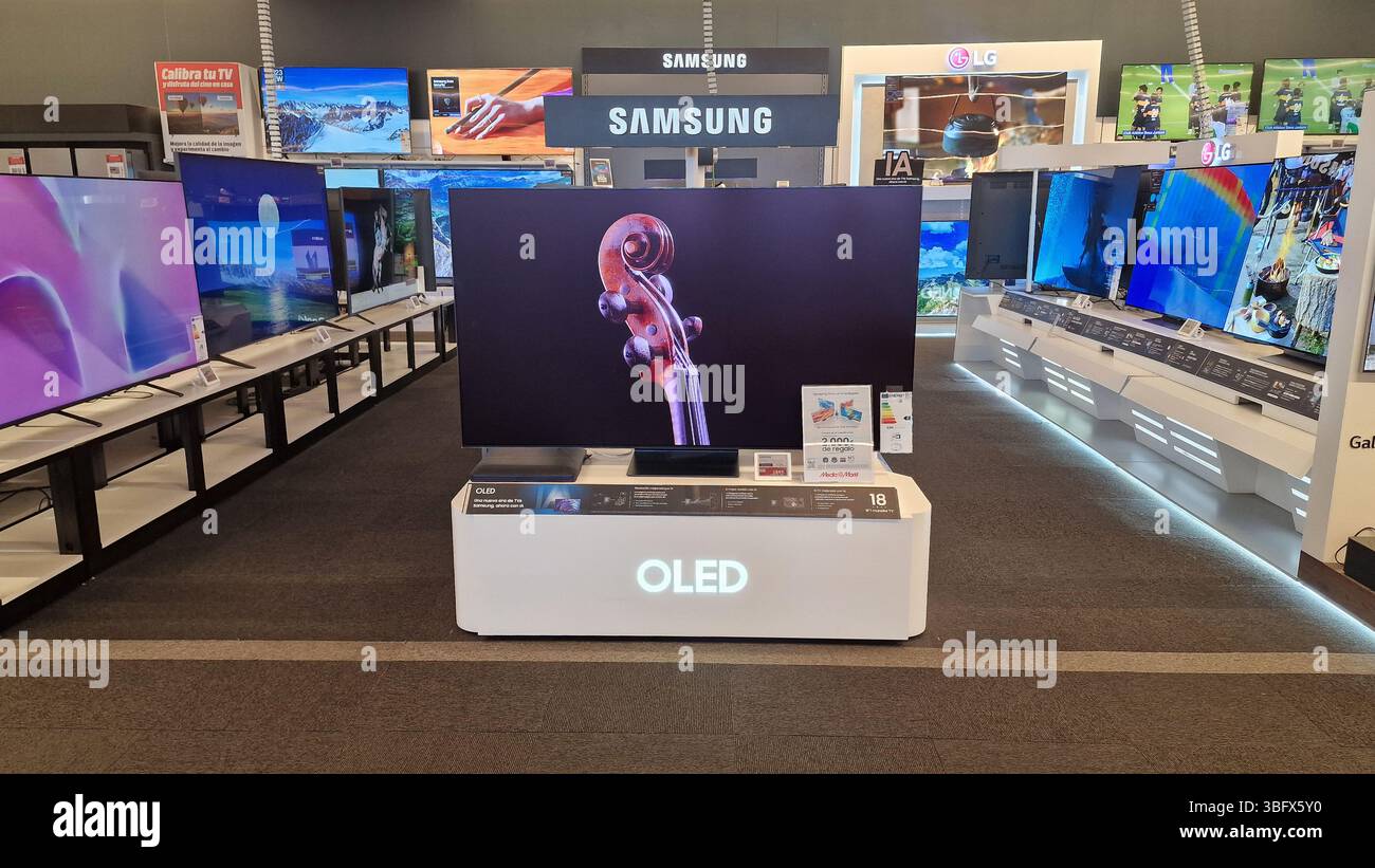Almeria, Spanien - 2. Juni 2025: Samsung OLED-Fernseher zeigt ein detailliertes Bild einer Geige in einem Elektronikgeschäft und hebt lebendige Farben und elegante des hervor Stockfoto