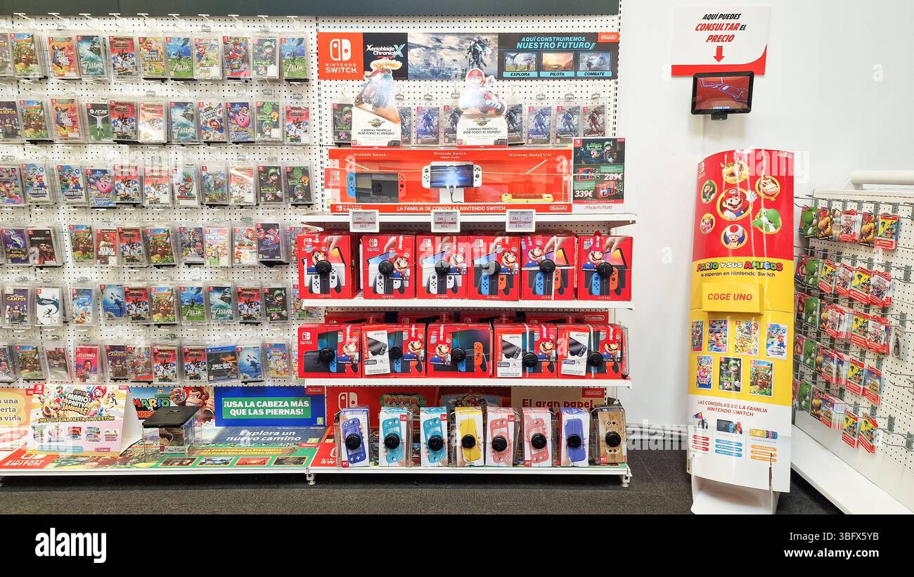 Almeria, Spanien - 2. Juni 2025: Nintendo Gaming-Produkte mit Konsolen, Zubehör und Spielkassetten in einem farbenfrohen Einzelhandel Stockfoto