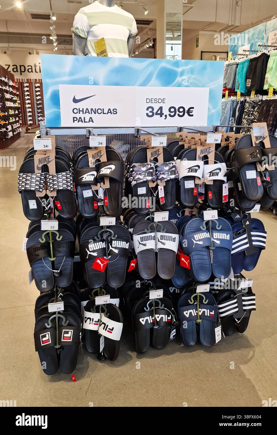 Almeria, Spanien - 2. Juni 2025: Die Flipflops Nike und Puma sind in einem Einzelhandelsbereich ordentlich angeordnet und zeigen die Auswahl an Sommerschuhen und Preisdetails Stockfoto