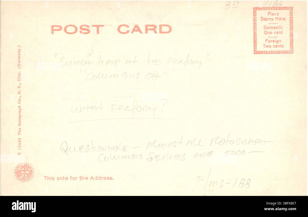 Diese Postkarte um 1910 zeigt eine Gruppe von Kinderarbeitern, die vor einer nicht identifizierten Fabrik mit Mittagskörben stehen. Das Bild zeigt das Arbeitsumfeld der Fabriken des frühen 20. Jahrhunderts, in dem Kinderarbeit vorherrschte. Stockfoto