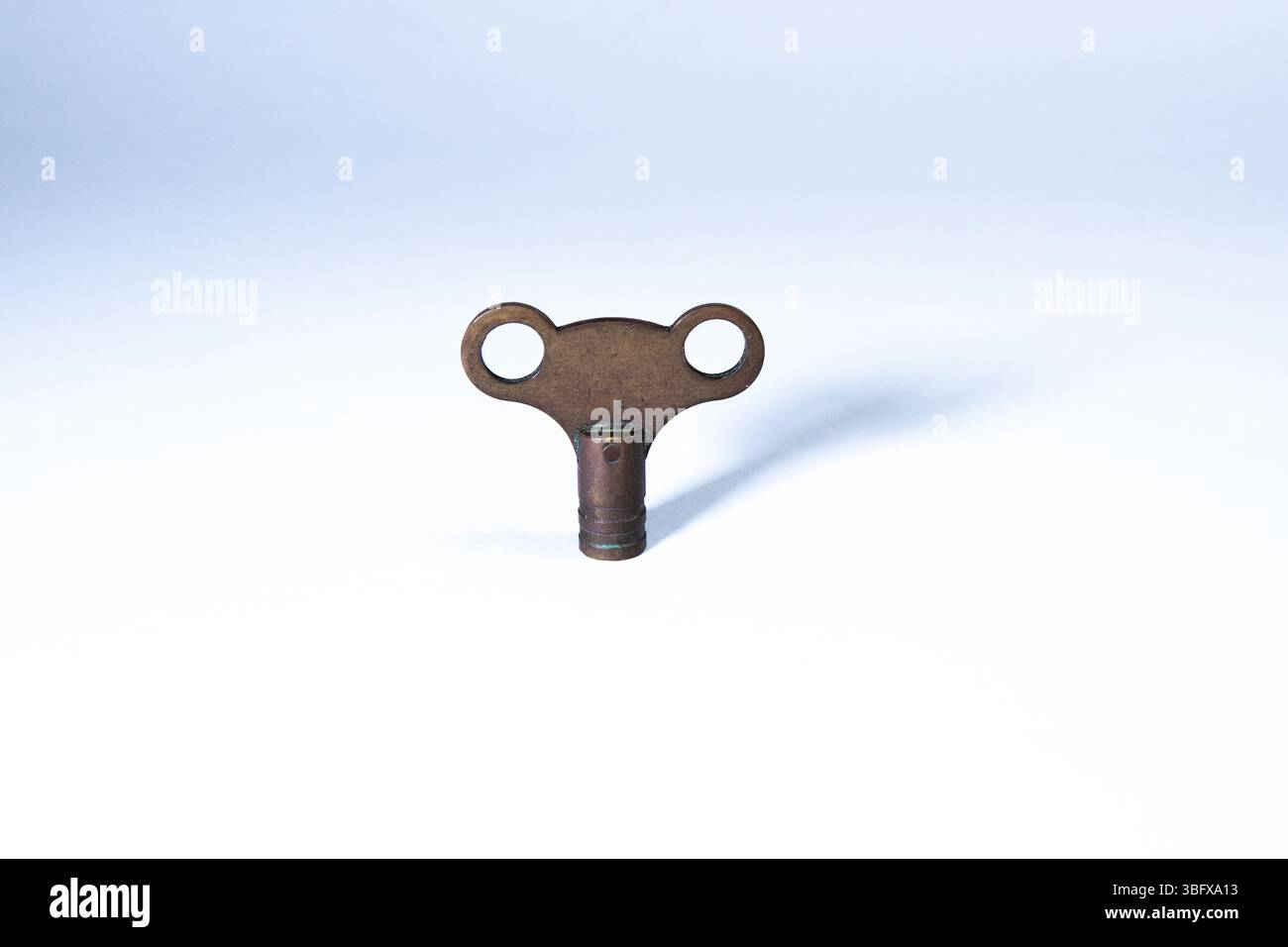 Metallischer Heizkörper, isoliert auf weißem Hintergrund, zur Entlüftung von Heizkörpern in Heizungssystemen. Stockfoto Metallischer Heizkörper, isoliert auf weißem Hintergrund, zur Entlüftung von Heizkörpern in Heizungssystemen. Stockfoto