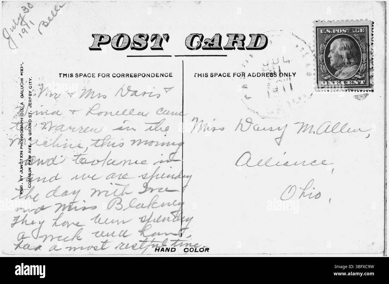 Dieses Bild aus dem Jahr 1911 zeigt einen Blick auf das Cascade House, ein mit Weinreben bedecktes Hotel in der Nähe von Garrettsville, Ohio, mit Personen und Autos, die draußen geparkt sind, was die Beliebtheit des Hotels als Urlaubsziel widerspiegelt. Stockfoto
