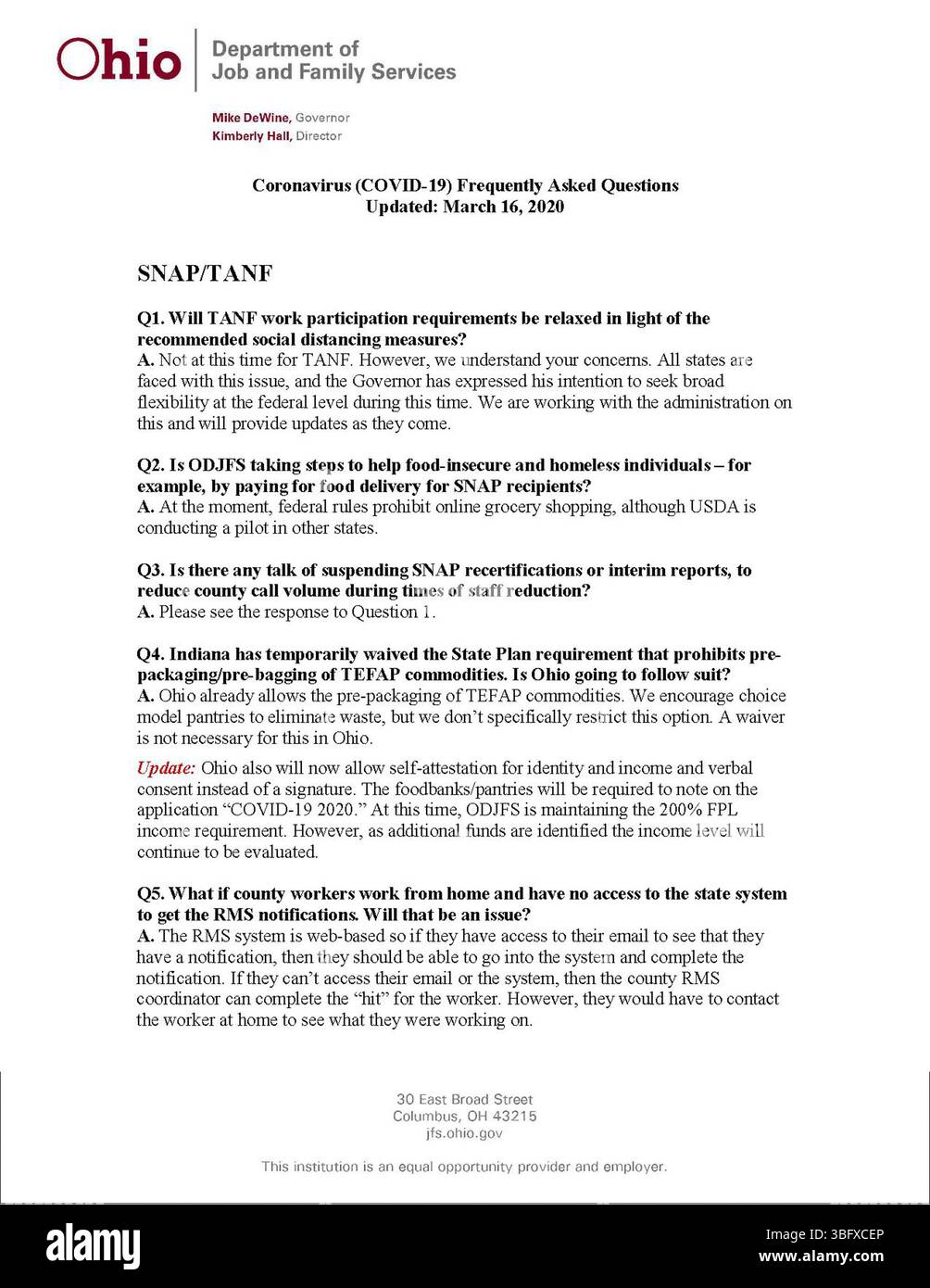 Dieses Dokument enthält Antworten auf häufig gestellte Fragen zu COVID-19, behandelt allgemeine Bedenken und liefert evidenzbasierte Informationen über das Virus, seine Übertragung und Präventionsmaßnahmen. Stockfoto