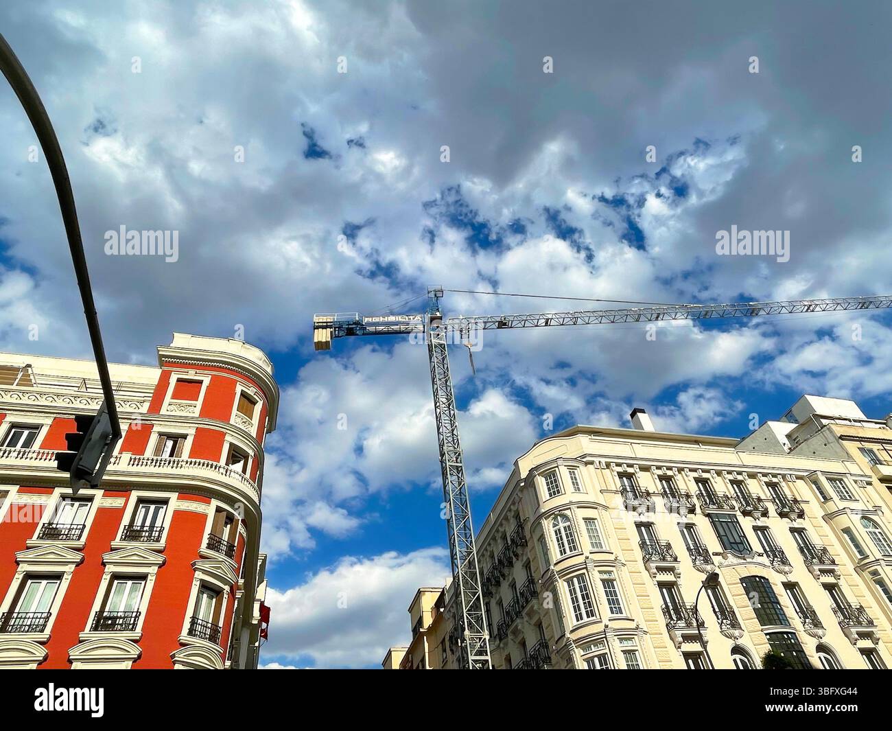 Fassaden von Häusern und Kran. Narvaez Street, Madrid, Spanien. Stockfoto