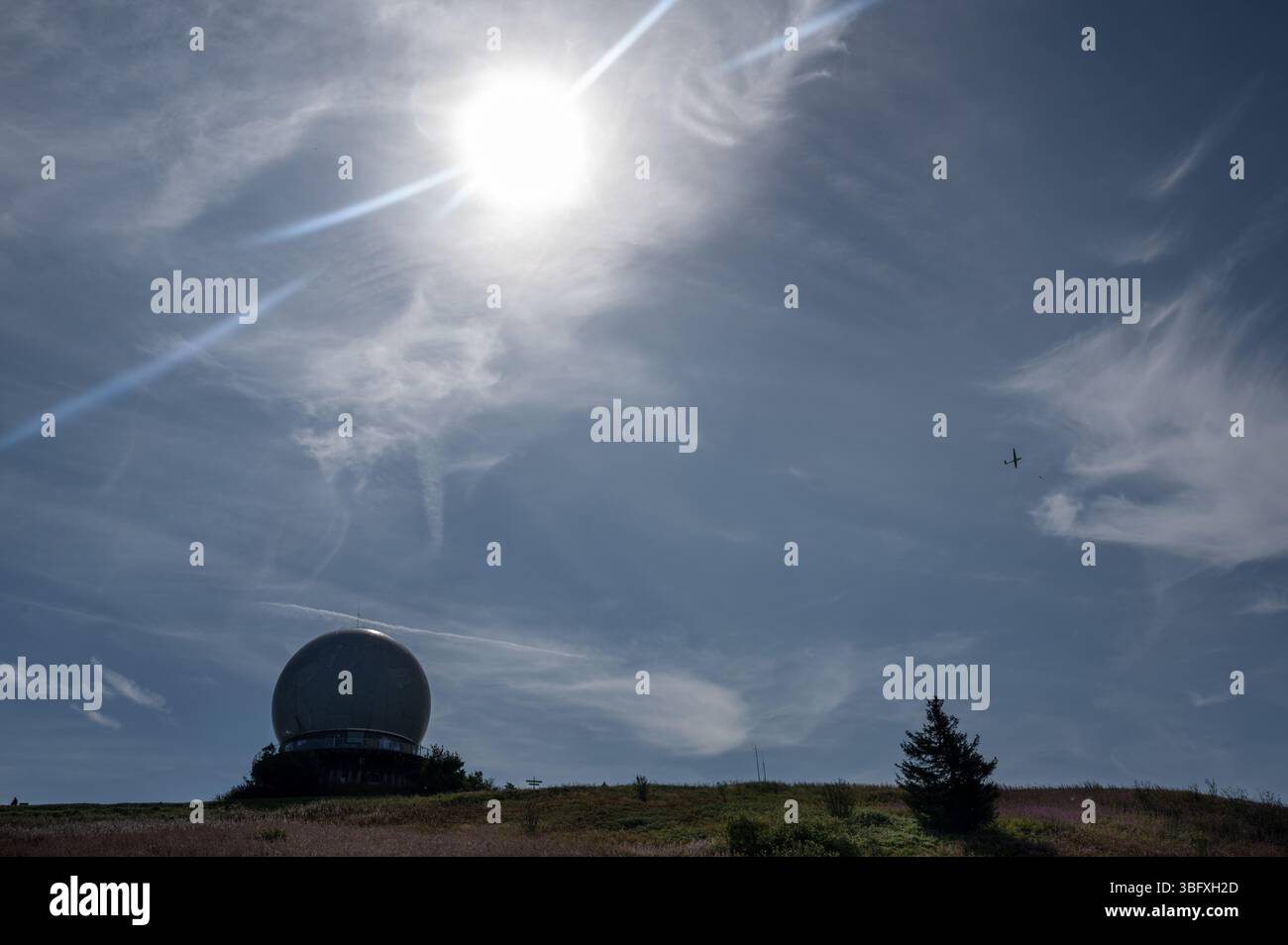 Radarkuppel Radom auf dem Gipfel der Wasserkuppe im Hohen Rhoen an einem schönen Sommertag mit blauem Himmel, heller Sonne und einem glid Stockfoto