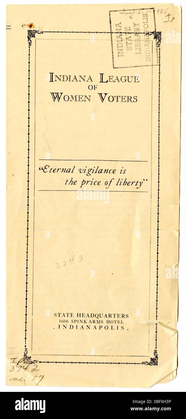 Dieses Pamphlet der Indiana League of Women Voters, um 1925, beschreibt die Politik, die Bedürfnisse der League, die Erfolge und ihre Rolle bei der Förderung der Frauenrechte und der politischen Beteiligung in Indiana. Stockfoto