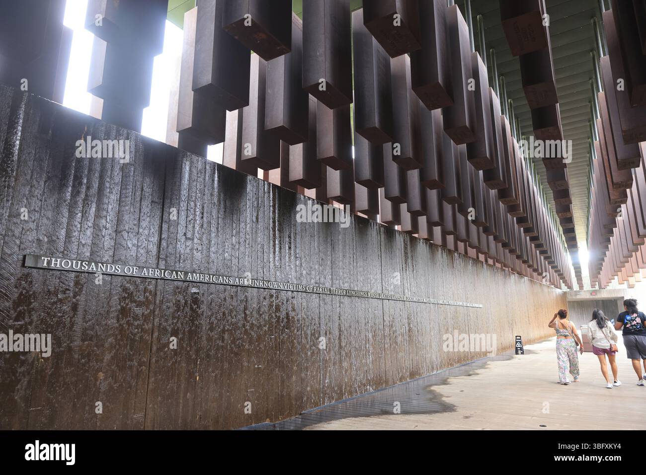 Das National Memorial for Peace and Justice in Montgomery, Alabama, dokumentiert die aktivste Ära des RassenterrorLynchens von 1877 bis 1950, USA Stockfoto