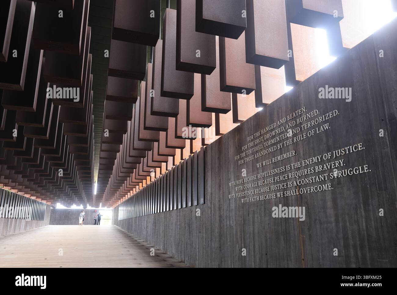 Das National Memorial for Peace and Justice in Montgomery, Alabama, dokumentiert die aktivste Ära des RassenterrorLynchens von 1877 bis 1950, USA Stockfoto