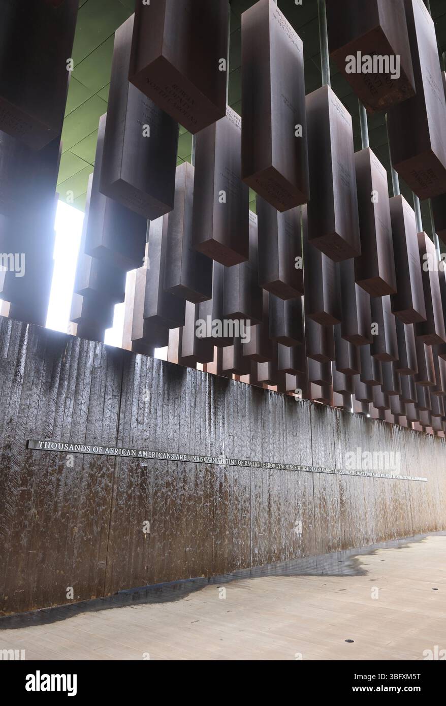 Das National Memorial for Peace and Justice in Montgomery, Alabama, dokumentiert die aktivste Ära des RassenterrorLynchens von 1877 bis 1950, USA Stockfoto