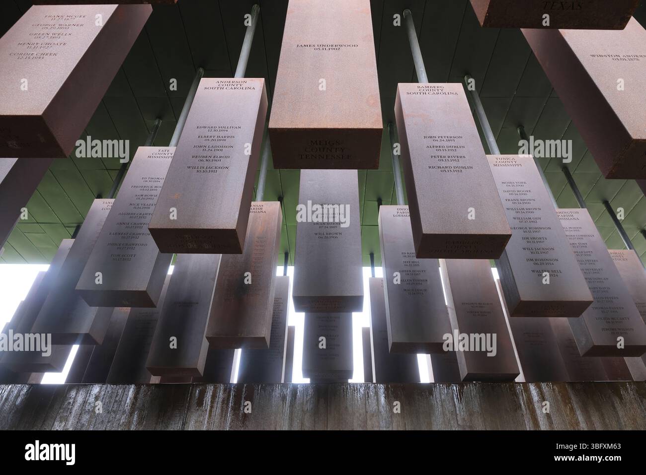 Das National Memorial for Peace and Justice in Montgomery, Alabama, dokumentiert die aktivste Ära des RassenterrorLynchens von 1877 bis 1950, USA Stockfoto