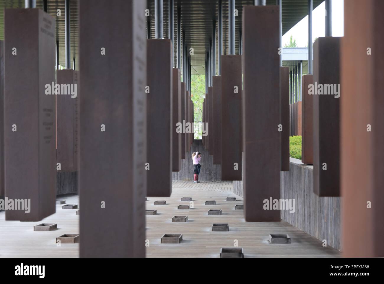 Das National Memorial for Peace and Justice in Montgomery, Alabama, dokumentiert die aktivste Ära des RassenterrorLynchens von 1877 bis 1950, USA Stockfoto