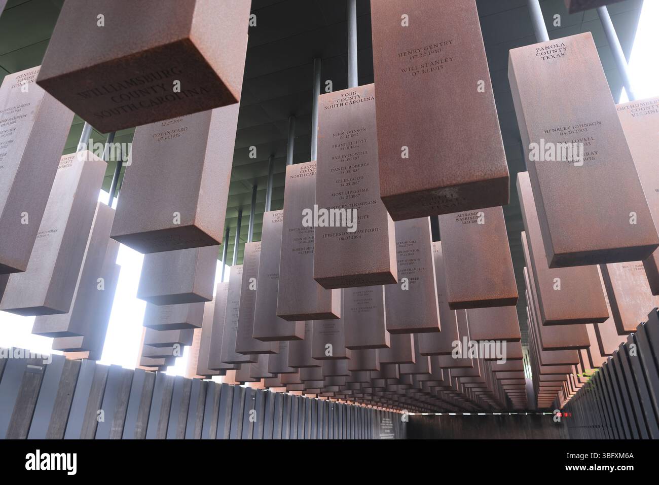 Das National Memorial for Peace and Justice in Montgomery, Alabama, dokumentiert die aktivste Ära des RassenterrorLynchens von 1877 bis 1950, USA Stockfoto