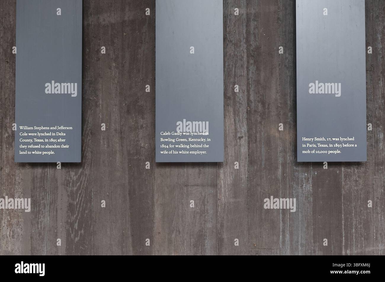 Das National Memorial for Peace and Justice in Montgomery, Alabama, dokumentiert die aktivste Ära des RassenterrorLynchens von 1877 bis 1950, USA Stockfoto