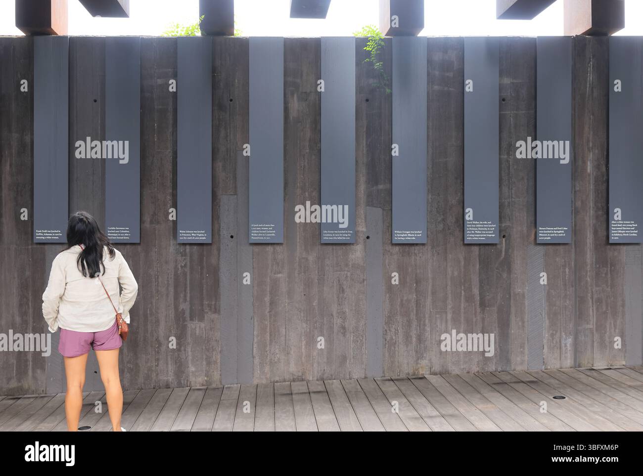 Das National Memorial for Peace and Justice in Montgomery, Alabama, dokumentiert die aktivste Ära des RassenterrorLynchens von 1877 bis 1950, USA Stockfoto