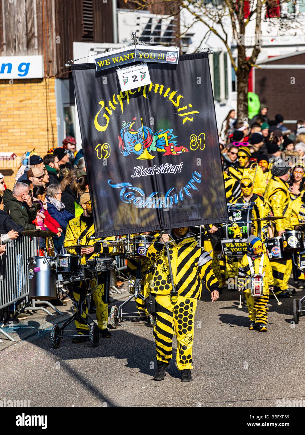Basssersdorf, Schweiz, 2. März 2025: Mehrere tausend Menschen sahen den traditionellen Bassersdorfer Karnevalsumzug. Es war die 67. Veranstaltung mit 33 Nu Stockfoto