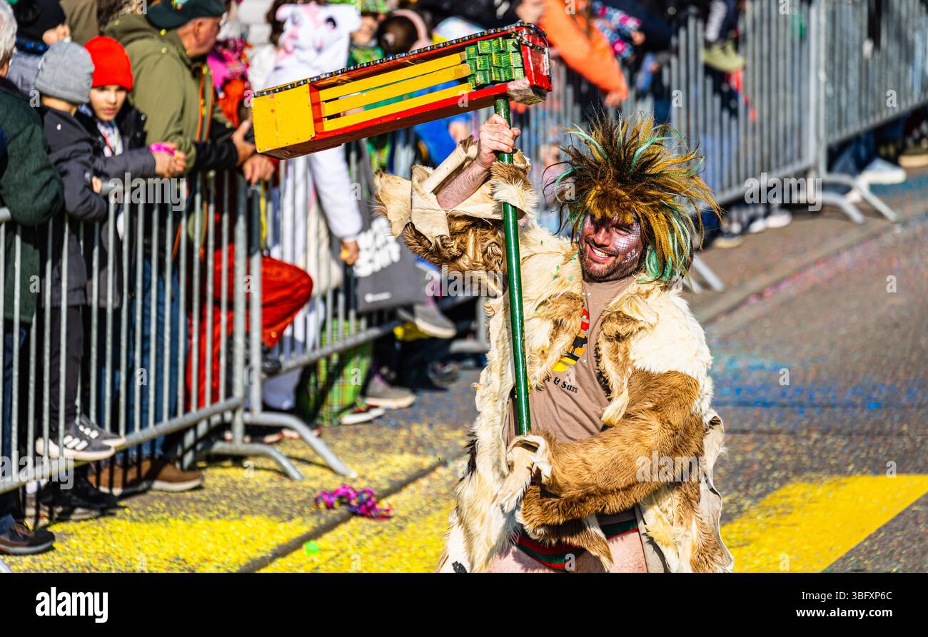 Basssersdorf, Schweiz, 2. März 2025: Mehrere tausend Menschen sahen den traditionellen Bassersdorfer Karnevalsumzug. Es war die 67. Veranstaltung mit 33 Nu Stockfoto