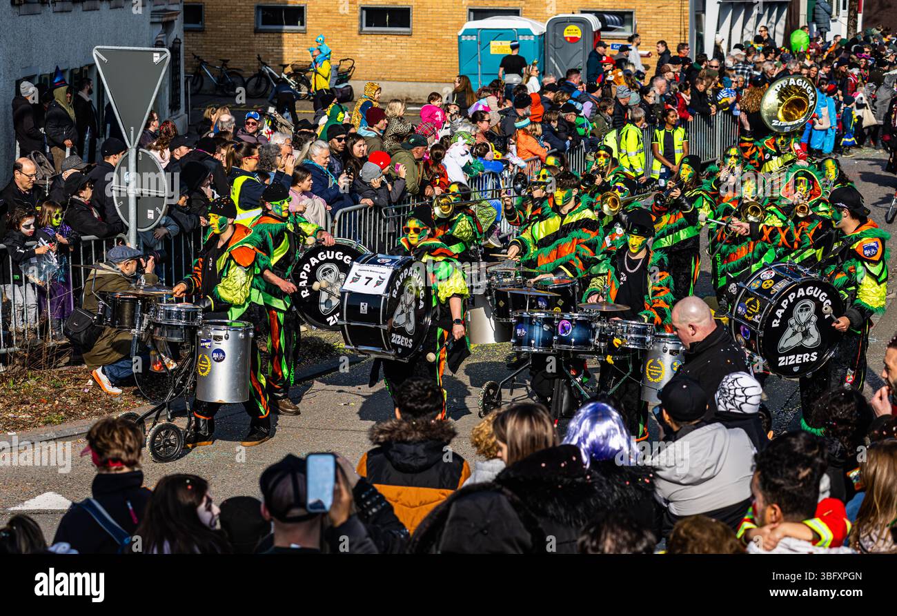 Basssersdorf, Schweiz, 2. März 2025: Mehrere tausend Menschen sahen den traditionellen Bassersdorfer Karnevalsumzug. Es war die 67. Veranstaltung mit 33 Nu Stockfoto