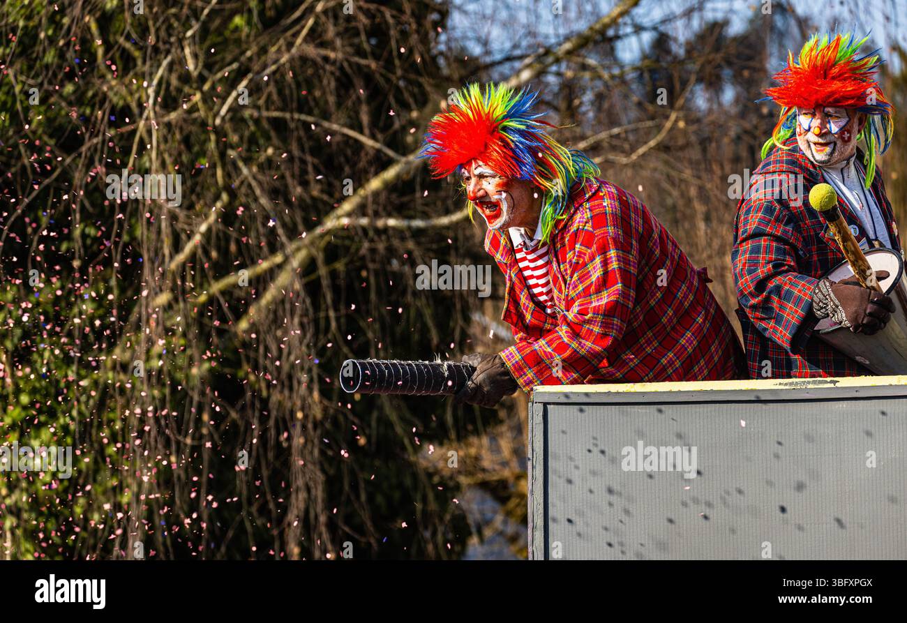 Basssersdorf, Schweiz, 2. März 2025: Mehrere tausend Menschen sahen den traditionellen Bassersdorfer Karnevalsumzug. Es war die 67. Veranstaltung mit 33 Nu Stockfoto