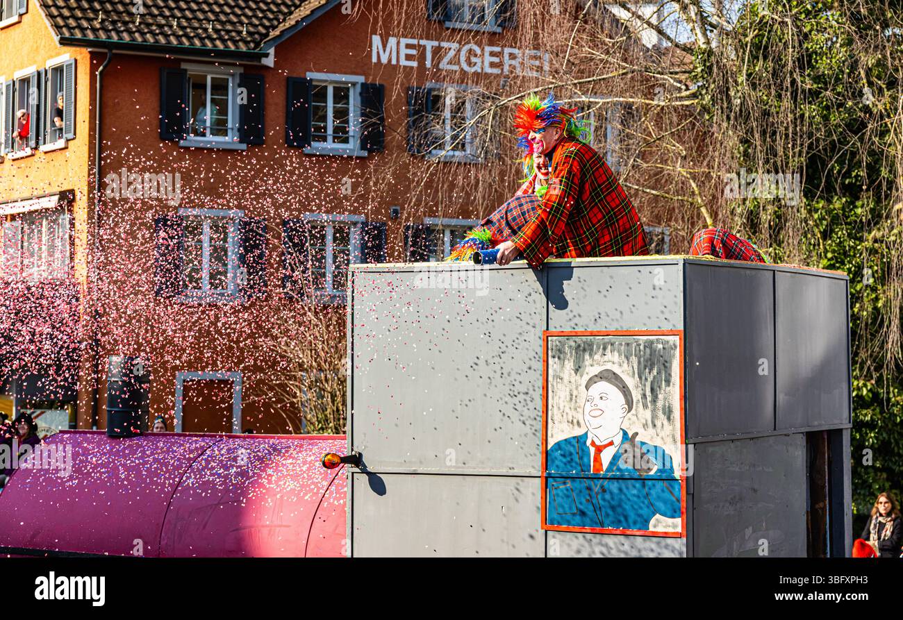 Basssersdorf, Schweiz, 2. März 2025: Mehrere tausend Menschen sahen den traditionellen Bassersdorfer Karnevalsumzug. Es war die 67. Veranstaltung mit 33 Nu Stockfoto