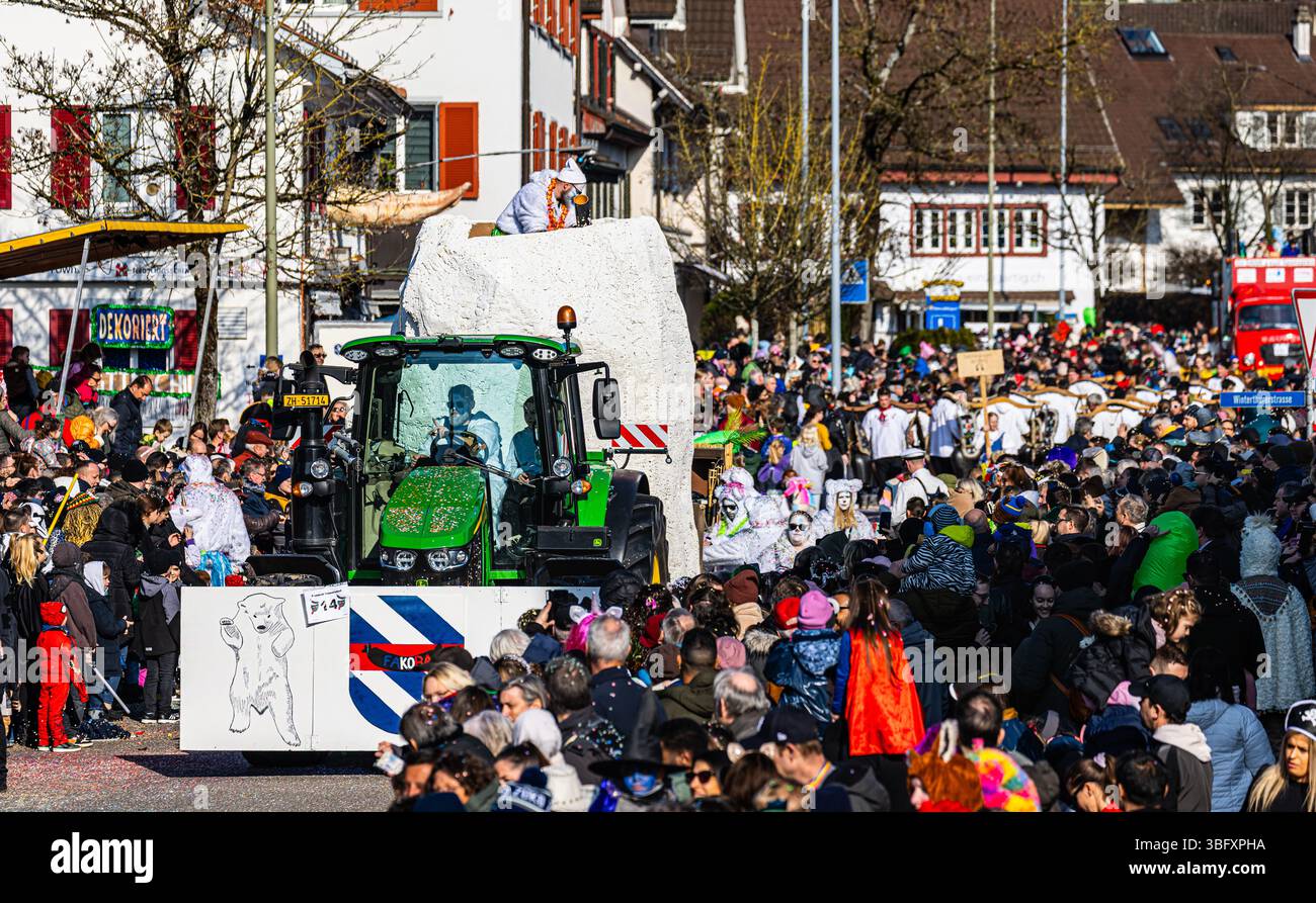 Basssersdorf, Schweiz, 2. März 2025: Mehrere tausend Menschen sahen den traditionellen Bassersdorfer Karnevalsumzug. Es war die 67. Veranstaltung mit 33 Nu Stockfoto