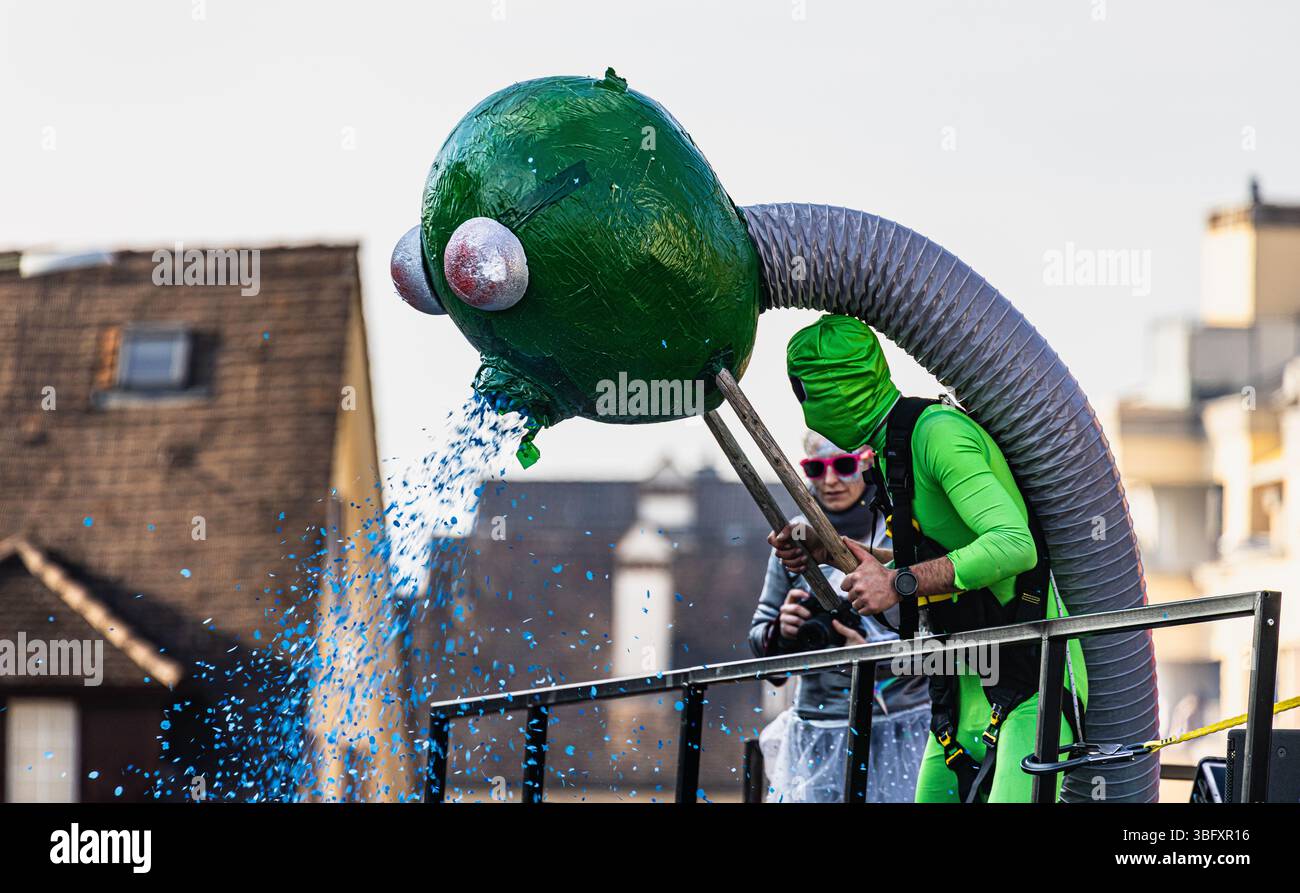 Basssersdorf, Schweiz, 2. März 2025: Mehrere tausend Menschen sahen den traditionellen Bassersdorfer Karnevalsumzug. Es war die 67. Veranstaltung mit 33 Nu Stockfoto