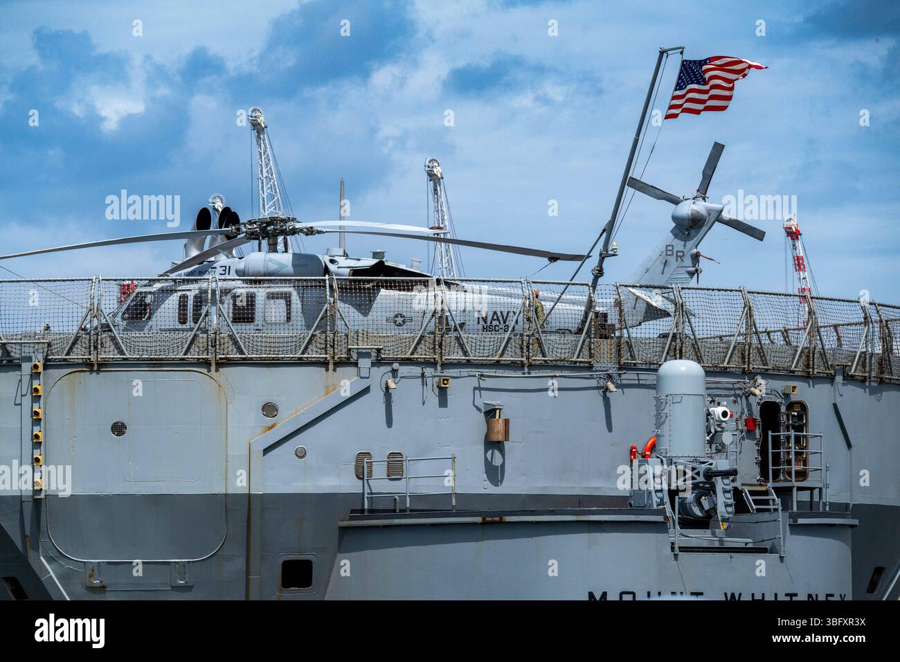 DEUNato Baltops Manöver Blick auf das Kommandoschiff für amphibische Kriegsführung der United States Navy USS Mount Whitney im Rostocker Überseeafen. Es ist das Flaggschiff der 6. US-Flotte und hat seinen Heimathafen in Italien. Es wird das NATO-Manöver Baltops anführen welches vom 5. Juni bis zum 20. Juni in der Ostsee stattfindet. Es werden Wassersportler gewarnt das in dem Zeitraum mit erhöhten Aufkommen von Kriegsschiffen im Küstenbereich zu rechnen ist. *** DEU NATO Baltops Manöver Ansicht des amphibischen Kriegsführungsschiffs USS Mount Whitney im Überseehafen Rostock Stockfoto